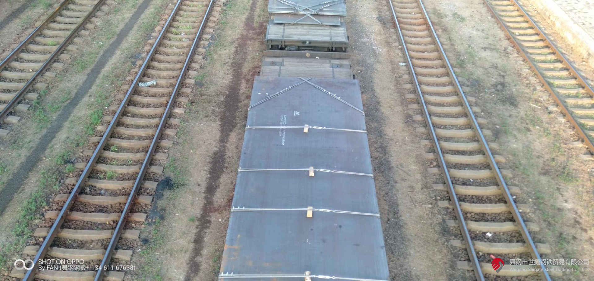 鋼是鐵、碳和少量其它元素的合金。 鋼材是鋼錠、鋼坯或鋼材通過壓力加工制成我們所需要的各種形狀、尺寸和性能的材料。 鋼材是國家建設和實現(xiàn)四化必不可少的重要物資，應用廣泛、品種繁多，根據(jù)斷面形狀的不同、一般分為型材、板材、管材和金屬制品四大類、為了便于組織鋼材的生產(chǎn)、訂貨供應和搞好經(jīng)營管理工作，又分為重軌、輕軌、大型型鋼、中型型鋼、小型型鋼、冷彎型鋼，優(yōu)質(zhì)型鋼、線材、中厚鋼板、薄鋼板、電工用硅鋼片、帶鋼、無縫鋼管、焊接鋼管、金屬制品等品種。