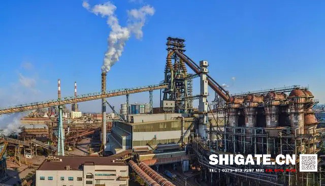 煉鐵過(guò)程實(shí)質(zhì)上是將鐵從其自然形態(tài)——礦石等含鐵化合物中還原出來(lái)的過(guò)程。煉鐵方法主要有高爐法、直接還原法、熔融還原法等，其原理是礦石在特定的氣氛中（還原物質(zhì)CO、H2、C；適宜溫度等）通過(guò)物化反應(yīng)獲取還原后的生鐵。生鐵除了少部分用于鑄造外，絕大部分是作為煉鋼原料。  高爐煉鐵是現(xiàn)代煉鐵的主要方法，鋼鐵生產(chǎn)中的重要環(huán)節(jié)。這種方法是由古代豎爐煉鐵發(fā)展、改進(jìn)而成的。盡管世界各國(guó)研究發(fā)展了很多新的煉鐵法，但由于高爐煉鐵技術(shù)經(jīng)濟(jì)指標(biāo)良好，工藝簡(jiǎn)單，生產(chǎn)量大,勞動(dòng)生產(chǎn)率高,能耗低，這種方法生產(chǎn)的鐵仍占世界鐵總產(chǎn)量的95％以上。  煉鐵工藝是是將含鐵原料（燒結(jié)礦、球團(tuán)礦或鐵礦）、燃料（焦炭、煤粉等）及其它輔助原料（石灰石、白云石、錳礦等）按一定比例自高爐爐頂裝入高爐，并由熱風(fēng)爐在高爐下部沿爐周的風(fēng)口向高爐內(nèi)鼓入熱風(fēng)助焦炭燃燒（有的高爐也噴吹煤粉、重油、天然氣等輔助燃料），在高溫下焦炭中的碳同鼓入空氣中的氧燃燒生成的一氧化碳和氫氣。  原料、燃料隨著爐內(nèi)熔煉等過(guò)程的進(jìn)行而下降，在爐料下降和上升的煤氣相遇，先后發(fā)生傳熱、還原、熔化、脫炭作用而生成生鐵，鐵礦石原料中的雜質(zhì)與加入爐內(nèi)的熔劑相結(jié)合而成渣，爐底鐵水間斷地放出裝入鐵水罐，送往煉鋼廠。同時(shí)產(chǎn)生高爐煤氣，爐渣兩種副產(chǎn)品，高爐渣鐵主要礦石中不還原的雜質(zhì)和石灰石等熔劑結(jié)合生成，自渣口排出后，經(jīng)水淬處理后全部作為水泥生產(chǎn)原料；產(chǎn)生的煤氣從爐頂導(dǎo)出，經(jīng)除塵后，作為熱風(fēng)爐、加熱爐、焦?fàn)t、鍋爐等的燃料。