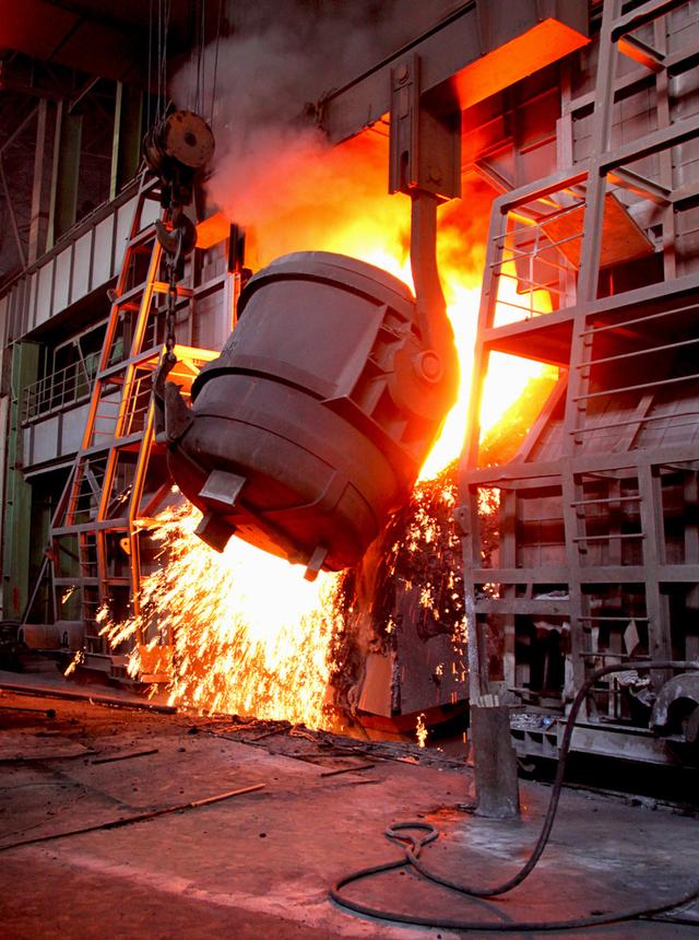 煉鐵過(guò)程實(shí)質(zhì)上是將鐵從其自然形態(tài)——礦石等含鐵化合物中還原出來(lái)的過(guò)程。煉鐵方法主要有高爐法、直接還原法、熔融還原法等，其原理是礦石在特定的氣氛中（還原物質(zhì)CO、H2、C；適宜溫度等）通過(guò)物化反應(yīng)獲取還原后的生鐵。生鐵除了少部分用于鑄造外，絕大部分是作為煉鋼原料。  高爐煉鐵是現(xiàn)代煉鐵的主要方法，鋼鐵生產(chǎn)中的重要環(huán)節(jié)。這種方法是由古代豎爐煉鐵發(fā)展、改進(jìn)而成的。盡管世界各國(guó)研究發(fā)展了很多新的煉鐵法，但由于高爐煉鐵技術(shù)經(jīng)濟(jì)指標(biāo)良好，工藝簡(jiǎn)單，生產(chǎn)量大,勞動(dòng)生產(chǎn)率高,能耗低，這種方法生產(chǎn)的鐵仍占世界鐵總產(chǎn)量的95％以上。  煉鐵工藝是是將含鐵原料（燒結(jié)礦、球團(tuán)礦或鐵礦）、燃料（焦炭、煤粉等）及其它輔助原料（石灰石、白云石、錳礦等）按一定比例自高爐爐頂裝入高爐，并由熱風(fēng)爐在高爐下部沿爐周的風(fēng)口向高爐內(nèi)鼓入熱風(fēng)助焦炭燃燒（有的高爐也噴吹煤粉、重油、天然氣等輔助燃料），在高溫下焦炭中的碳同鼓入空氣中的氧燃燒生成的一氧化碳和氫氣。  原料、燃料隨著爐內(nèi)熔煉等過(guò)程的進(jìn)行而下降，在爐料下降和上升的煤氣相遇，先后發(fā)生傳熱、還原、熔化、脫炭作用而生成生鐵，鐵礦石原料中的雜質(zhì)與加入爐內(nèi)的熔劑相結(jié)合而成渣，爐底鐵水間斷地放出裝入鐵水罐，送往煉鋼廠。同時(shí)產(chǎn)生高爐煤氣，爐渣兩種副產(chǎn)品，高爐渣鐵主要礦石中不還原的雜質(zhì)和石灰石等熔劑結(jié)合生成，自渣口排出后，經(jīng)水淬處理后全部作為水泥生產(chǎn)原料；產(chǎn)生的煤氣從爐頂導(dǎo)出，經(jīng)除塵后，作為熱風(fēng)爐、加熱爐、焦?fàn)t、鍋爐等的燃料。