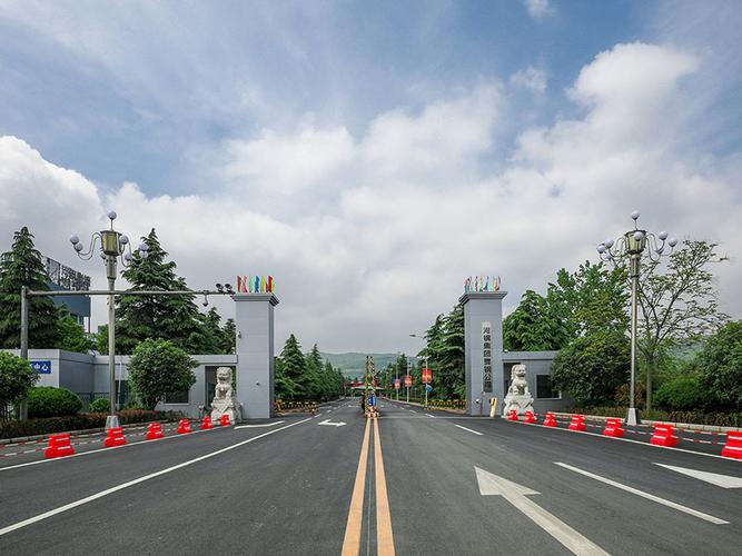 河鋼集團舞陽鋼鐵公司是我國寬厚鋼板生產(chǎn)科研基地。擁有4100mm+4100mm和4200mm+4300mm兩條技術(shù)先進的雙機架寬厚鋼板生產(chǎn)線，配套有國內(nèi)寬厚板行業(yè)優(yōu)勢明顯的鋼錠模鑄線及鋼板熱處理設(shè)施，具有雄厚的研發(fā)制造實力。具有年產(chǎn)鋼500萬噸、寬厚鋼板360萬噸、銷售收入200億元的綜合實力。