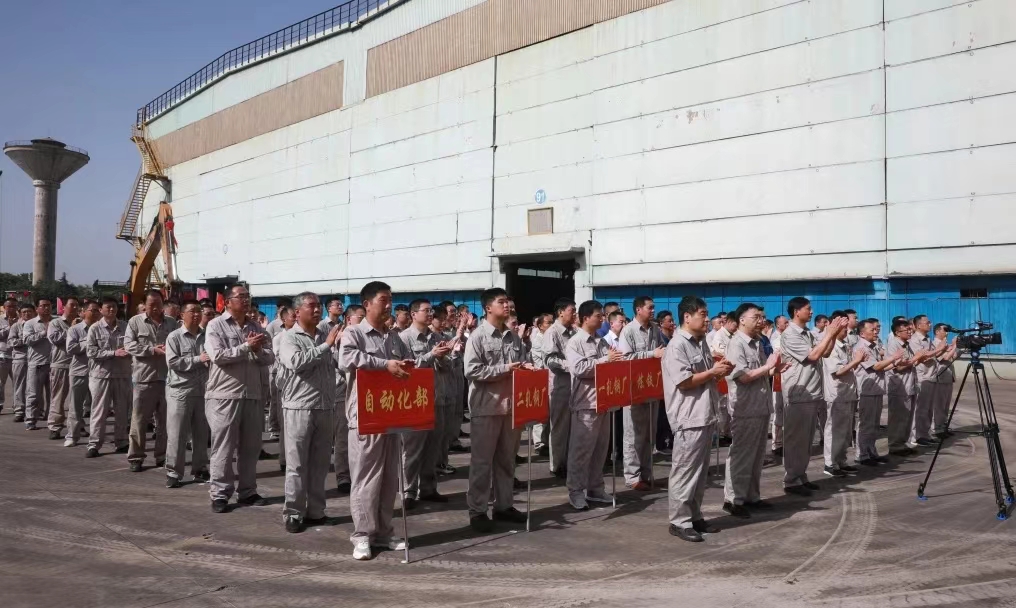 8月11日上午，舞鋼公司460mm厚板連鑄機(jī)項(xiàng)目開工儀式舉行。舞鋼公司黨委書記、董事長吝章國，舞鋼市委常委、宣傳部部長、副市長郭愛珍，中冶京誠煉鋼工程技術(shù)所總經(jīng)理安邦，中冶集團(tuán)首席專家陳衛(wèi)強(qiáng)，武鋼綠城副總經(jīng)理冀廣超，大河環(huán)科黨委副書記、總經(jīng)理劉永剛等出席開工儀式。據(jù)了解，460mm連鑄機(jī)項(xiàng)目是舞鋼公司推進(jìn)結(jié)構(gòu)優(yōu)化、綠色低碳轉(zhuǎn)型的重要戰(zhàn)略部署。該項(xiàng)目建成后，可以充分發(fā)揮舞鋼的裝備優(yōu)勢(shì)和技術(shù)優(yōu)勢(shì)，不僅對(duì)舞鋼開展前沿技術(shù)研究，引領(lǐng)寬厚板行業(yè)發(fā)展意義重大，而且將進(jìn)一步提升地區(qū)金屬材料產(chǎn)業(yè)鏈的整體實(shí)力。