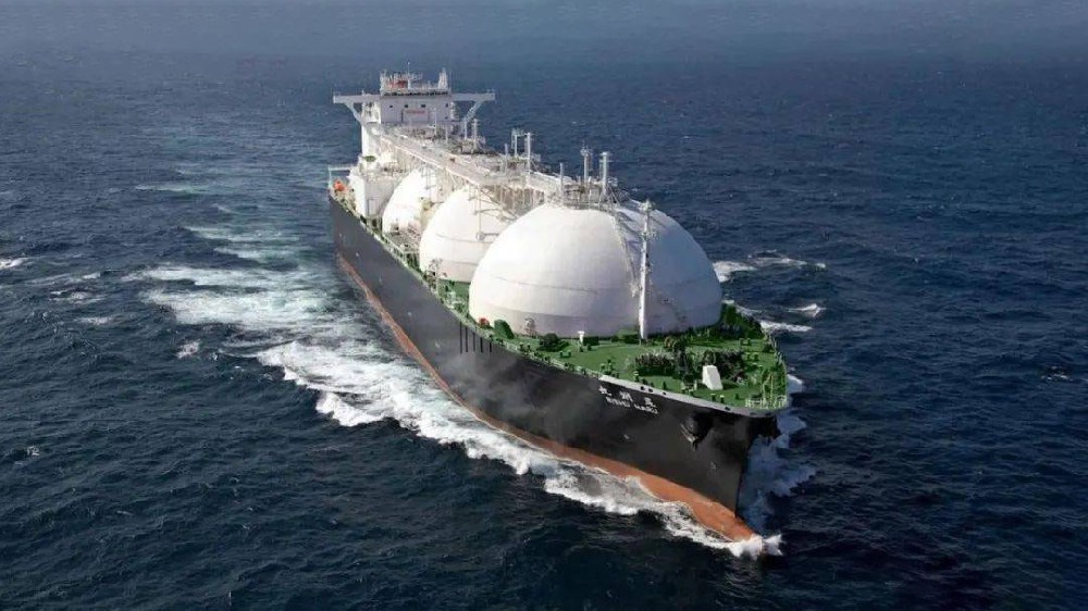  9月20日，在萬里長江入?？诒眰?cè)的江蘇省啟東市，由南通中集太平洋海洋工程有限公司采用河鋼集團(tuán)舞鋼公司高錳鋼制造的高錳鋼船“GasChemPhoenix”用燃料罐交付使用。舞鋼生產(chǎn)的高錳鋼率先實現(xiàn)了實船應(yīng)用，標(biāo)志著新一代低成本、高性能超低溫用國產(chǎn)高錳鋼從材料的基礎(chǔ)研究向工程應(yīng)用邁出了堅實的一步，對高錳低溫鋼的推廣和應(yīng)用具有里程碑式的意義。 LNG（液化天然氣）新型低溫材料高錳鋼，是一種錳含量在22%~25%、不含鎳的一種純奧氏體合金鋼，具有良好低溫韌性、高強(qiáng)度、高延展性能，相比目前傳統(tǒng)LNG船罐材料所用的鎳系低溫鋼，有更加明顯的經(jīng)濟(jì)效益。因此高錳鋼的應(yīng)用對于LNG船舶制造企業(yè)降低生產(chǎn)成本、提升市場競爭力等方面有著重要的實際意義。  本報訊 9月20日，在萬里長江入?？诒眰?cè)的江蘇省啟東市，由南通中集太平洋海洋工程有限公司采用河鋼集團(tuán)舞鋼公司高錳鋼制造的國內(nèi)首臺套高錳鋼船“GasChemPhoenix”用燃料罐交付使用。舞鋼生產(chǎn)的高錳鋼在國內(nèi)率先實現(xiàn)了實船應(yīng)用，標(biāo)志著新一代低成本、高性能超低溫用國產(chǎn)高錳鋼從材料的基礎(chǔ)研究向國內(nèi)工程應(yīng)用邁出了堅實的一步，對高錳低溫鋼的推廣和應(yīng)用具有里程碑式的意義。 LNG（液化天然氣）新型低溫材料高錳鋼，是一種錳含量在22%~25%、不含鎳的一種純奧氏體合金鋼，具有良好低溫韌性、高強(qiáng)度、高延展性能，相比目前傳統(tǒng)LNG船罐材料所用的鎳系低溫鋼，有更加明顯的經(jīng)濟(jì)效益。因此高錳鋼的應(yīng)用對于LNG船舶制造企業(yè)降低生產(chǎn)成本、提升市場競爭力等方面有著重要的實際意義。  1728719721157406.jpg  為助力國家清潔能源水上應(yīng)用，落實河鋼集團(tuán)戰(zhàn)略部署，舞鋼作為中國特鋼生產(chǎn)基地，于2019年在國內(nèi)率先工業(yè)化生產(chǎn)出不同厚度規(guī)格（8毫米~63.5毫米）的高錳鋼板。經(jīng)中國船舶重工集團(tuán)公司某研究所檢驗，該產(chǎn)品塑韌性優(yōu)良，指標(biāo)遠(yuǎn)超IMO（國際海事組織）和船規(guī)的最新要求，達(dá)到國際先進(jìn)水平，打破了國外長期壟斷船用LNG高錳鋼的局面，率先填補(bǔ)了國內(nèi)該種鋼材生產(chǎn)技術(shù)空白。 2022年以來，為了加速高錳鋼實船應(yīng)用，由船級社、舞鋼、南通中集太平洋海洋工程有限公司及研究院所等單位共同組建聯(lián)合研發(fā)團(tuán)隊，突破了高錳鋼的材料性能調(diào)控、焊材研發(fā)匹配、儲罐成型制備等一系列技術(shù)瓶頸，并發(fā)布了產(chǎn)品標(biāo)準(zhǔn)和應(yīng)用指南，實現(xiàn)了我國高錳鋼從材料到應(yīng)用全產(chǎn)業(yè)鏈條的原始創(chuàng)新。  為助力國家清潔能源水上應(yīng)用，落實河鋼集團(tuán)戰(zhàn)略部署，舞鋼作為中國特鋼生產(chǎn)基地，于2019年工業(yè)化生產(chǎn)出不同厚度規(guī)格（8毫米~63.5毫米）的高錳鋼板。經(jīng)中國船舶重工集團(tuán)公司某研究所檢驗，該產(chǎn)品塑韌性優(yōu)良，指標(biāo)遠(yuǎn)超IMO（國際海事組織）和船規(guī)的更新要求，達(dá)到國際先進(jìn)水平，打破了國外長期壟斷船用LNG高錳鋼的局面，率先填補(bǔ)了該種鋼材生產(chǎn)技術(shù)空白。 2022年以來，為了加速高錳鋼實船應(yīng)用，由船級社、舞鋼、南通中集太平洋海洋工程有限公司及研究院所等單位共同組建聯(lián)合研發(fā)團(tuán)隊，突破了高錳鋼的材料性能調(diào)控、焊材研發(fā)匹配、儲罐成型制備等一系列技術(shù)瓶頸，并發(fā)布了產(chǎn)品標(biāo)準(zhǔn)和應(yīng)用指南，實現(xiàn)了我國高錳鋼從材料到應(yīng)用全產(chǎn)業(yè)鏈條的原始創(chuàng)新。