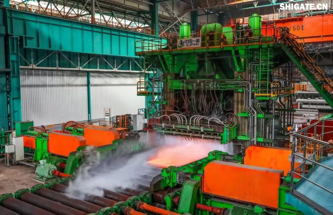 近日，河鋼集團(tuán)舞鋼公司研發(fā)生產(chǎn)的大厚度、高技術(shù)難度碳錳釩SA737系列容器鋼板順利交付某重點(diǎn)客戶，鋼板的各項(xiàng)性能指標(biāo)均達(dá)到國(guó)內(nèi)領(lǐng)先水平，成功實(shí)現(xiàn)“國(guó)內(nèi)首發(fā)”。該產(chǎn)品在舞鋼公司批量生產(chǎn)成功，對(duì)于鞏固并擴(kuò)大舞鋼公司品種領(lǐng)先優(yōu)勢(shì)，引領(lǐng)寬厚板行業(yè)高質(zhì)量發(fā)展具有十分重要的意義。