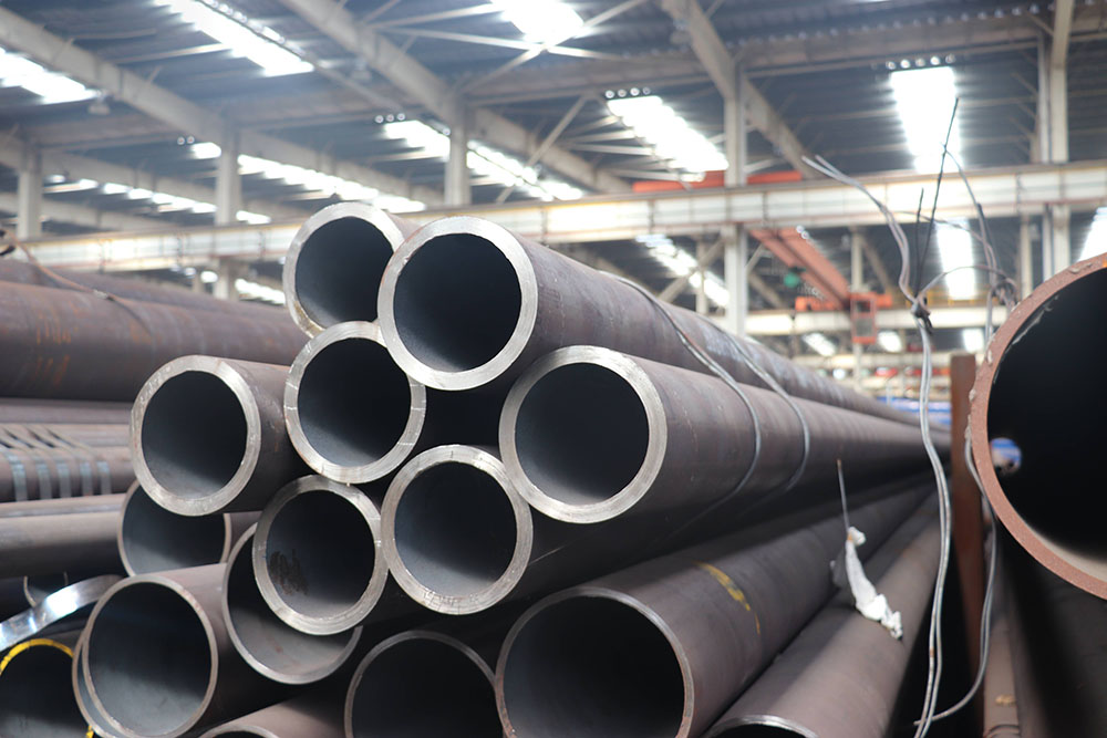 無(wú)縫管是一種具有中空截面、周邊沒(méi)有接縫的長(zhǎng)條鋼材。鋼管具有中空截面，大量用作輸送流體的管道，如輸送石油、天然氣、煤氣、水及某些固體物料的管道等。鋼管與圓鋼等實(shí)心鋼材相比，在抗彎抗扭強(qiáng)度相同時(shí)，重量較輕，是一種經(jīng)濟(jì)截面鋼材，廣泛用于制造結(jié)構(gòu)件和機(jī)械零件，如石油鉆桿、汽車傳動(dòng)軸、自行車架以及建筑施工中用的鋼腳手架等。用鋼管制造環(huán)形零件，可提高材料利用率，簡(jiǎn)化制造工序，節(jié)約材料和加工工時(shí)，如滾動(dòng)軸承套圈、千斤頂套等，目前已廣泛用鋼管來(lái)制造。鋼管還是各種常規(guī)武器不可缺少的材料，槍管、炮筒等都要鋼管來(lái)制造。鋼管按橫截面積形狀的不同可分為圓管和異型管。由于在周長(zhǎng)相等的條件下，圓面積大，用圓形管可以輸送更多的流體。此外，圓環(huán)截面在承受內(nèi)部或外部徑向壓力時(shí)，受力較均勻，因此，絕大多數(shù)鋼管是圓管。