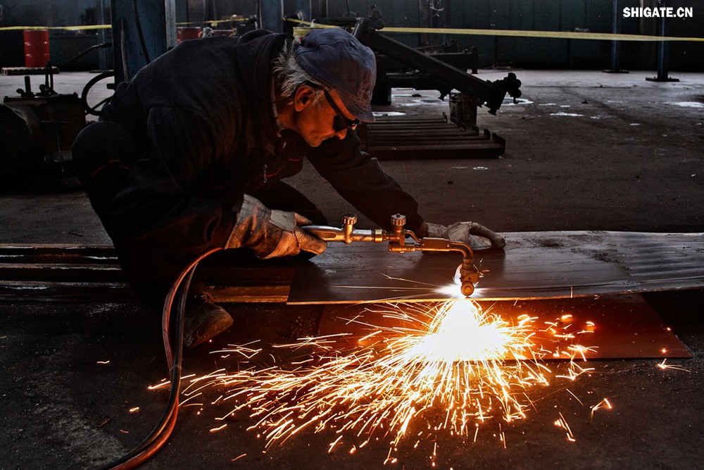 在工業(yè)生產(chǎn)中，鋼板切割是一項至關(guān)重要的工藝，廣泛應(yīng)用于機械制造、建筑、橋梁建設(shè)等多個領(lǐng)域。為了滿足不同項目的需求，鋼板切割采用了多種加工方式。本文將詳細(xì)介紹鋼板切割中常見的幾種加工方式，包括火焰切割、激光切割、等離子切割、水刀切割以及機械切割等。    一、火焰切割    火焰切割是利用氧氣和乙炔的燃燒產(chǎn)生的高溫火焰來切割鋼板的一種加工方式。在切割過程中，火焰將鋼板局部加熱至熔化狀態(tài)，同時氧氣流將熔化的金屬吹走，形成切口?；鹧媲懈钤O(shè)備相對簡單，成本低廉，適用于切割厚度較大的鋼板。然而，由于切割過程中產(chǎn)生的熱影響區(qū)較大，易導(dǎo)致鋼板變形和材質(zhì)變化，因此精度和表面質(zhì)量相對較低。          二、激光切割    激光切割是利用高功率密度的激光束照射鋼板表面，使鋼板迅速熔化、汽化或達(dá)到點燃點，同時以高速氣流將熔化或燃燒的金屬吹走，形成切口。激光切割具有切割速度快、精度高、熱影響區(qū)小等優(yōu)點，特別適用于切割薄板和中厚板。此外，激光切割還能實現(xiàn)自動化和智能化生產(chǎn)，提高生產(chǎn)效率。            三、等離子切割    等離子切割是利用高溫、高速度的等離子氣體流對鋼板進(jìn)行切割的一種加工方式。在切割過程中，等離子氣體流將鋼板局部熔化，并通過氣流將熔化的金屬吹走。等離子切割適用于切割中厚板和厚板，具有切割速度快、熱影響區(qū)小、切口平整等優(yōu)點。然而，等離子切割設(shè)備的成本較高，維護(hù)也相對復(fù)雜。    四、水刀切割    水刀切割是利用高壓水流對鋼板進(jìn)行切割的一種加工方式。在切割過程中，高壓水流將鋼板局部沖蝕，形成切口。水刀切割具有切割精度高、表面質(zhì)量好、無熱影響區(qū)等優(yōu)點，特別適用于切割薄板和對表面質(zhì)量要求較高的項目。此外，水刀切割還能實現(xiàn)綠色生產(chǎn)，減少環(huán)境污染。    五、機械切割    機械切割是利用切割機械對鋼板進(jìn)行切割的一種加工方式，如鋸床切割、銑床切割等。機械切割適用于切割各種厚度和材質(zhì)的鋼板，具有切割精度高、切口平整、適應(yīng)性強等優(yōu)點。然而，機械切割的速度相對較慢，生產(chǎn)效率較低，且對于較厚的鋼板，切割難度較大。            在選擇鋼板切割加工方式時，需要根據(jù)項目的具體需求、鋼板的厚度和材質(zhì)、生產(chǎn)效率和成本等因素進(jìn)行綜合考慮。對于要求高精度、高表面質(zhì)量的切割項目，激光切割和水刀切割是較為理想的選擇；對于切割厚度較大、對表面質(zhì)量要求不高的項目，火焰切割和等離子切割則更具優(yōu)勢；而對于需要靈活應(yīng)對各種切割需求的場景，機械切割則是一種可靠的選擇。    總之，隨著科技的不斷進(jìn)步和工業(yè)生產(chǎn)的不斷發(fā)展，鋼板切割加工方式也在不斷創(chuàng)新和完善。了解各種加工方式的優(yōu)缺點，并根據(jù)實際需求選擇合適的加工方式，對于提高鋼板切割的質(zhì)量和效率具有重要意義。