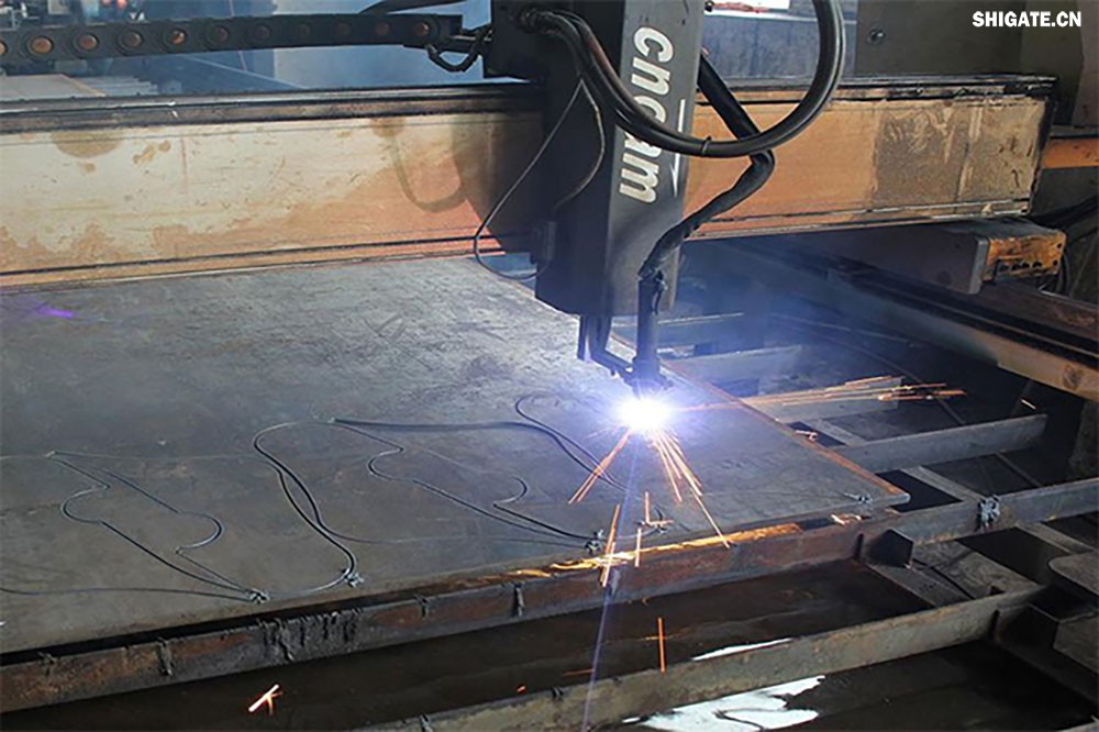 在工業(yè)生產(chǎn)中，鋼板切割是一項至關(guān)重要的工藝，廣泛應(yīng)用于機械制造、建筑、橋梁建設(shè)等多個領(lǐng)域。為了滿足不同項目的需求，鋼板切割采用了多種加工方式。本文將詳細(xì)介紹鋼板切割中常見的幾種加工方式，包括火焰切割、激光切割、等離子切割、水刀切割以及機械切割等。    一、火焰切割    火焰切割是利用氧氣和乙炔的燃燒產(chǎn)生的高溫火焰來切割鋼板的一種加工方式。在切割過程中，火焰將鋼板局部加熱至熔化狀態(tài)，同時氧氣流將熔化的金屬吹走，形成切口?；鹧媲懈钤O(shè)備相對簡單，成本低廉，適用于切割厚度較大的鋼板。然而，由于切割過程中產(chǎn)生的熱影響區(qū)較大，易導(dǎo)致鋼板變形和材質(zhì)變化，因此精度和表面質(zhì)量相對較低。          二、激光切割    激光切割是利用高功率密度的激光束照射鋼板表面，使鋼板迅速熔化、汽化或達(dá)到點燃點，同時以高速氣流將熔化或燃燒的金屬吹走，形成切口。激光切割具有切割速度快、精度高、熱影響區(qū)小等優(yōu)點，特別適用于切割薄板和中厚板。此外，激光切割還能實現(xiàn)自動化和智能化生產(chǎn)，提高生產(chǎn)效率。            三、等離子切割    等離子切割是利用高溫、高速度的等離子氣體流對鋼板進(jìn)行切割的一種加工方式。在切割過程中，等離子氣體流將鋼板局部熔化，并通過氣流將熔化的金屬吹走。等離子切割適用于切割中厚板和厚板，具有切割速度快、熱影響區(qū)小、切口平整等優(yōu)點。然而，等離子切割設(shè)備的成本較高，維護(hù)也相對復(fù)雜。    四、水刀切割    水刀切割是利用高壓水流對鋼板進(jìn)行切割的一種加工方式。在切割過程中，高壓水流將鋼板局部沖蝕，形成切口。水刀切割具有切割精度高、表面質(zhì)量好、無熱影響區(qū)等優(yōu)點，特別適用于切割薄板和對表面質(zhì)量要求較高的項目。此外，水刀切割還能實現(xiàn)綠色生產(chǎn)，減少環(huán)境污染。    五、機械切割    機械切割是利用切割機械對鋼板進(jìn)行切割的一種加工方式，如鋸床切割、銑床切割等。機械切割適用于切割各種厚度和材質(zhì)的鋼板，具有切割精度高、切口平整、適應(yīng)性強等優(yōu)點。然而，機械切割的速度相對較慢，生產(chǎn)效率較低，且對于較厚的鋼板，切割難度較大。            在選擇鋼板切割加工方式時，需要根據(jù)項目的具體需求、鋼板的厚度和材質(zhì)、生產(chǎn)效率和成本等因素進(jìn)行綜合考慮。對于要求高精度、高表面質(zhì)量的切割項目，激光切割和水刀切割是較為理想的選擇；對于切割厚度較大、對表面質(zhì)量要求不高的項目，火焰切割和等離子切割則更具優(yōu)勢；而對于需要靈活應(yīng)對各種切割需求的場景，機械切割則是一種可靠的選擇。    總之，隨著科技的不斷進(jìn)步和工業(yè)生產(chǎn)的不斷發(fā)展，鋼板切割加工方式也在不斷創(chuàng)新和完善。了解各種加工方式的優(yōu)缺點，并根據(jù)實際需求選擇合適的加工方式，對于提高鋼板切割的質(zhì)量和效率具有重要意義。