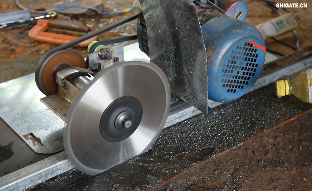 在工業(yè)生產(chǎn)中，鋼板切割是一項至關(guān)重要的工藝，廣泛應(yīng)用于機械制造、建筑、橋梁建設(shè)等多個領(lǐng)域。為了滿足不同項目的需求，鋼板切割采用了多種加工方式。本文將詳細(xì)介紹鋼板切割中常見的幾種加工方式，包括火焰切割、激光切割、等離子切割、水刀切割以及機械切割等。    一、火焰切割    火焰切割是利用氧氣和乙炔的燃燒產(chǎn)生的高溫火焰來切割鋼板的一種加工方式。在切割過程中，火焰將鋼板局部加熱至熔化狀態(tài)，同時氧氣流將熔化的金屬吹走，形成切口?；鹧媲懈钤O(shè)備相對簡單，成本低廉，適用于切割厚度較大的鋼板。然而，由于切割過程中產(chǎn)生的熱影響區(qū)較大，易導(dǎo)致鋼板變形和材質(zhì)變化，因此精度和表面質(zhì)量相對較低。          二、激光切割    激光切割是利用高功率密度的激光束照射鋼板表面，使鋼板迅速熔化、汽化或達(dá)到點燃點，同時以高速氣流將熔化或燃燒的金屬吹走，形成切口。激光切割具有切割速度快、精度高、熱影響區(qū)小等優(yōu)點，特別適用于切割薄板和中厚板。此外，激光切割還能實現(xiàn)自動化和智能化生產(chǎn)，提高生產(chǎn)效率。            三、等離子切割    等離子切割是利用高溫、高速度的等離子氣體流對鋼板進(jìn)行切割的一種加工方式。在切割過程中，等離子氣體流將鋼板局部熔化，并通過氣流將熔化的金屬吹走。等離子切割適用于切割中厚板和厚板，具有切割速度快、熱影響區(qū)小、切口平整等優(yōu)點。然而，等離子切割設(shè)備的成本較高，維護(hù)也相對復(fù)雜。    四、水刀切割    水刀切割是利用高壓水流對鋼板進(jìn)行切割的一種加工方式。在切割過程中，高壓水流將鋼板局部沖蝕，形成切口。水刀切割具有切割精度高、表面質(zhì)量好、無熱影響區(qū)等優(yōu)點，特別適用于切割薄板和對表面質(zhì)量要求較高的項目。此外，水刀切割還能實現(xiàn)綠色生產(chǎn)，減少環(huán)境污染。    五、機械切割    機械切割是利用切割機械對鋼板進(jìn)行切割的一種加工方式，如鋸床切割、銑床切割等。機械切割適用于切割各種厚度和材質(zhì)的鋼板，具有切割精度高、切口平整、適應(yīng)性強等優(yōu)點。然而，機械切割的速度相對較慢，生產(chǎn)效率較低，且對于較厚的鋼板，切割難度較大。            在選擇鋼板切割加工方式時，需要根據(jù)項目的具體需求、鋼板的厚度和材質(zhì)、生產(chǎn)效率和成本等因素進(jìn)行綜合考慮。對于要求高精度、高表面質(zhì)量的切割項目，激光切割和水刀切割是較為理想的選擇；對于切割厚度較大、對表面質(zhì)量要求不高的項目，火焰切割和等離子切割則更具優(yōu)勢；而對于需要靈活應(yīng)對各種切割需求的場景，機械切割則是一種可靠的選擇。    總之，隨著科技的不斷進(jìn)步和工業(yè)生產(chǎn)的不斷發(fā)展，鋼板切割加工方式也在不斷創(chuàng)新和完善。了解各種加工方式的優(yōu)缺點，并根據(jù)實際需求選擇合適的加工方式，對于提高鋼板切割的質(zhì)量和效率具有重要意義。