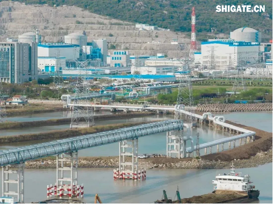 1月1日，國務院國資委新聞中心發(fā)布2024年度央企十大“超級工程”和央企十大“國之重器”，河鋼集團舞鋼公司參與研制的我國首個工業(yè)用途核能供汽項目“和氣一號”和中俄東線天然氣管道工程、中國南極秦嶺站，我國自主設計建造的首艘大洋鉆探船“夢想”號、亞洲首艘圓筒型海上油氣加工廠“?？惶枴?、我國自主研制的更大直徑盾構(gòu)機“江海號”分別入選。  2024年以來，舞鋼公司深入落實“1127”工作規(guī)劃，堅持“以客戶需求為導向”，大力推進技術(shù)營銷，奮力拓展市場；強化科技創(chuàng)新驅(qū)動，以填補國內(nèi)市場空白為目標，研發(fā)更多具有舞鋼特色的新產(chǎn)品，助力國家“超級工程”建設和“大國重器”制造。