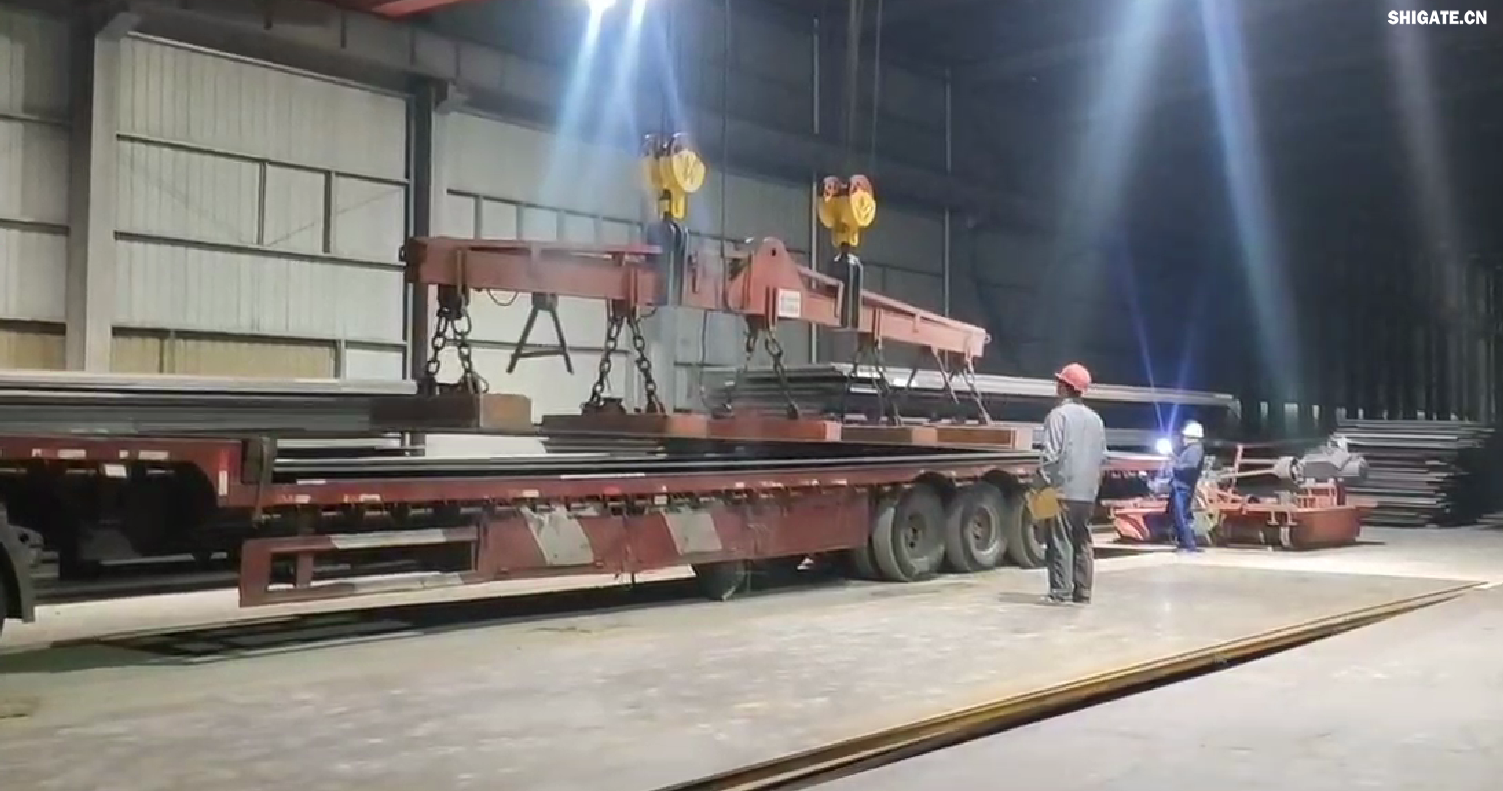 對于邁入2024年的鋼材市場而言，哪些因素是確定的？哪些因素是不確定的？  從需求來看，2024年，國內宏觀經(jīng)濟繼續(xù)恢復向好，總體保持回升態(tài)勢，各項涉鋼指標轉暖預期強烈。在此背景下，預計鋼材需求總量（含出口）穩(wěn)定增長的態(tài)勢不會改變。為實現(xiàn)新年“開門紅”，新的刺激政策有望加速出臺，再加上穩(wěn)增長政策措施效應延續(xù)，預計2024年第1季度鋼材需求表現(xiàn)不會太差。  根據(jù)2023年11月份全國PMI（采購經(jīng)理指數(shù)）顯示，生產指數(shù)持續(xù)擴張，耗鋼行業(yè)指標處于高位水平；建筑業(yè)商務活動指數(shù)高位增長，建筑業(yè)施工進度繼續(xù)加快等，這些因素在一定程度上預示著開年鋼材需求向好的態(tài)勢。樂觀來看，2024年第1季度需求有同比增長3%的可能。