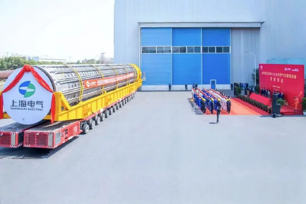 3月23日，全球首臺日處理量達(dá)3000噸的水煤漿氣化廢鍋設(shè)備，如期發(fā)往中煤榆林煤炭深加工基地項目，標(biāo)志著我國在大型煤氣化裝備領(lǐng)域?qū)崿F(xiàn)重大技術(shù)突破。河鋼集團舞鋼公司生產(chǎn)的1050噸容器鋼板，替代進口，獨家用于該設(shè)備制造。