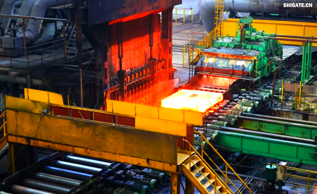 260余種寬厚板產(chǎn)品成功替代進(jìn)口或按國外標(biāo)準(zhǔn)生產(chǎn)，多個(gè)品種填補(bǔ)國內(nèi)空白并獨(dú)家供貨，更有40余種遠(yuǎn)銷海外。舞鋼公司不僅主導(dǎo)制定了臨氫設(shè)備用鉻鉬合金鋼板等十余項(xiàng)國家標(biāo)準(zhǔn)，還榮獲國家科學(xué)技術(shù)進(jìn)步獎(jiǎng)一等獎(jiǎng)2項(xiàng)、二等獎(jiǎng)1項(xiàng)，省部級(jí)科技進(jìn)步獎(jiǎng)更是數(shù)不勝數(shù)。自創(chuàng)立以來，河鋼集團(tuán)舞鋼公司便深耕寬厚板研發(fā)制造，打造出響亮的民族品牌，穩(wěn)坐世界寬厚板領(lǐng)域的頭把交椅。