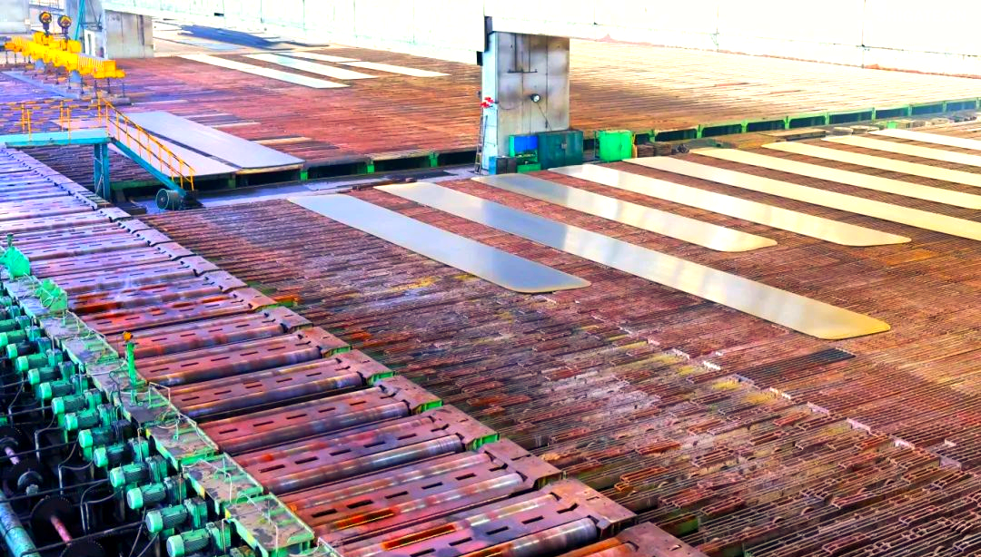 260余種寬厚板產(chǎn)品成功替代進(jìn)口或按國外標(biāo)準(zhǔn)生產(chǎn)，多個(gè)品種填補(bǔ)國內(nèi)空白并獨(dú)家供貨，更有40余種遠(yuǎn)銷海外。舞鋼公司不僅主導(dǎo)制定了臨氫設(shè)備用鉻鉬合金鋼板等十余項(xiàng)國家標(biāo)準(zhǔn)，還榮獲國家科學(xué)技術(shù)進(jìn)步獎(jiǎng)一等獎(jiǎng)2項(xiàng)、二等獎(jiǎng)1項(xiàng)，省部級(jí)科技進(jìn)步獎(jiǎng)更是數(shù)不勝數(shù)。自創(chuàng)立以來，河鋼集團(tuán)舞鋼公司便深耕寬厚板研發(fā)制造，打造出響亮的民族品牌，穩(wěn)坐世界寬厚板領(lǐng)域的頭把交椅。