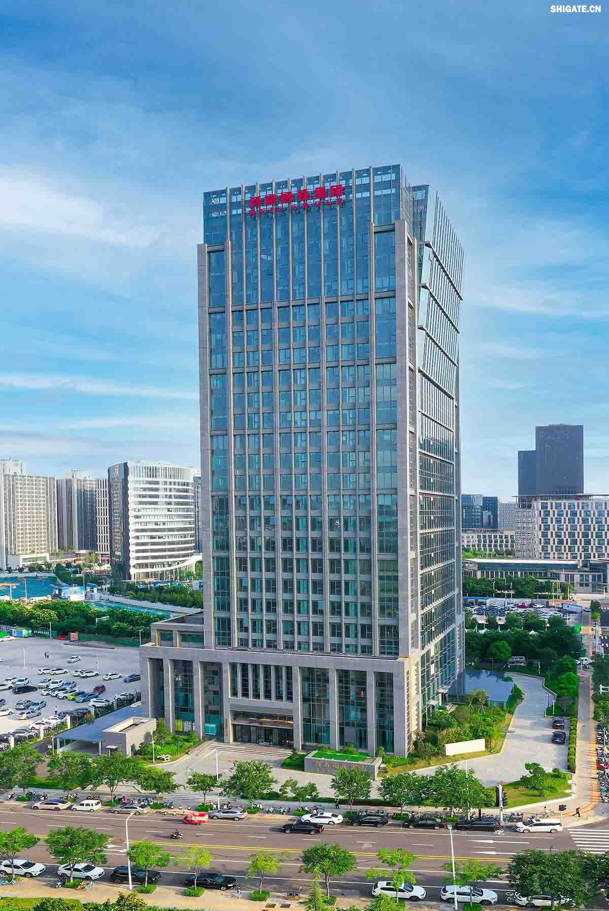 河南鋼鐵集團(tuán)有限公司（以下簡(jiǎn)稱河南鋼鐵集團(tuán)）2023年3月1日注冊(cè)成立，注冊(cè)資本為人民幣200億元，旗下有安鋼股份公司、周口鋼鐵公司（周鋼）、洛陽(yáng)銅加工集團(tuán)、舞陽(yáng)礦業(yè)公司等子企業(yè)。薄學(xué)斌同志任董事長(zhǎng)。河南鋼鐵集團(tuán)是省委、省政府為推動(dòng)全省鋼鐵產(chǎn)業(yè)轉(zhuǎn)型提質(zhì)、結(jié)構(gòu)調(diào)整和布局優(yōu)化，而作出的重大決策。河南鋼鐵集團(tuán)的核心企業(yè)安鋼始建于1958年，是新中國(guó)第一批重點(diǎn)建設(shè)的鋼鐵企業(yè)，為河南經(jīng)濟(jì)社會(huì)發(fā)展作出了不可磨滅的歷史性貢獻(xiàn)。2023年12月，洛陽(yáng)銅加工集團(tuán)有限責(zé)任公司加入集團(tuán)大家庭，開(kāi)啟了全省鋼鐵、有色產(chǎn)業(yè)融合發(fā)展新征程；2024年7月，集團(tuán)進(jìn)入省管重要骨干企業(yè)序列，肩負(fù)起帶動(dòng)全省鋼鐵產(chǎn)業(yè)轉(zhuǎn)型提質(zhì)、結(jié)構(gòu)調(diào)整、布局優(yōu)化和推進(jìn)全省鋼鋁銅鎂融合發(fā)展的重要使命。