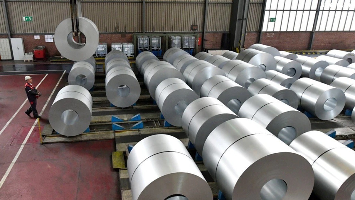 你聽說過歐洲"鋼鐵心臟"萎縮的消息嗎？為什么曾經(jīng)強大的歐盟鋼鐵產(chǎn)業(yè)如今正在迅速崩塌？特朗普政府重啟的25%鋼鐵關稅究竟給歐洲造成了多大沖擊？在全球貿(mào)易保護主義重燃的今天，歐盟的慘痛教訓對中國有何警示意義？數(shù)據(jù)顯示，2025年一季度，歐盟對美鋼鐵出口同比驟降42%，損失約150萬噸訂單和45億歐元收入。與此同時，中國鋼鐵卻逆勢增長，2024年出口量突破1.11億噸，創(chuàng)下8年來新高。這背后有哪些產(chǎn)業(yè)鏈布局的深層差異？中國又該如何從歐盟的失敗中吸取經(jīng)驗，打贏未來全球貿(mào)易的三大突圍戰(zhàn)？