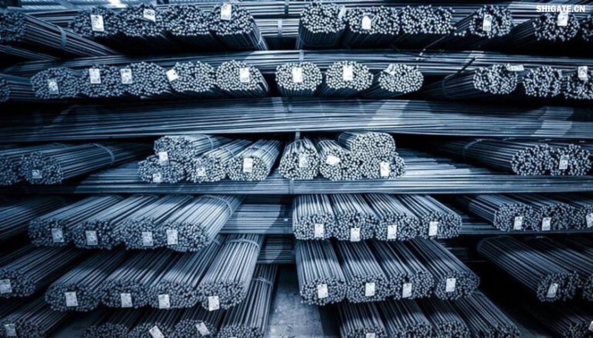 你聽說過歐洲"鋼鐵心臟"萎縮的消息嗎？為什么曾經(jīng)強大的歐盟鋼鐵產(chǎn)業(yè)如今正在迅速崩塌？特朗普政府重啟的25%鋼鐵關稅究竟給歐洲造成了多大沖擊？在全球貿(mào)易保護主義重燃的今天，歐盟的慘痛教訓對中國有何警示意義？數(shù)據(jù)顯示，2025年一季度，歐盟對美鋼鐵出口同比驟降42%，損失約150萬噸訂單和45億歐元收入。與此同時，中國鋼鐵卻逆勢增長，2024年出口量突破1.11億噸，創(chuàng)下8年來新高。這背后有哪些產(chǎn)業(yè)鏈布局的深層差異？中國又該如何從歐盟的失敗中吸取經(jīng)驗，打贏未來全球貿(mào)易的三大突圍戰(zhàn)？