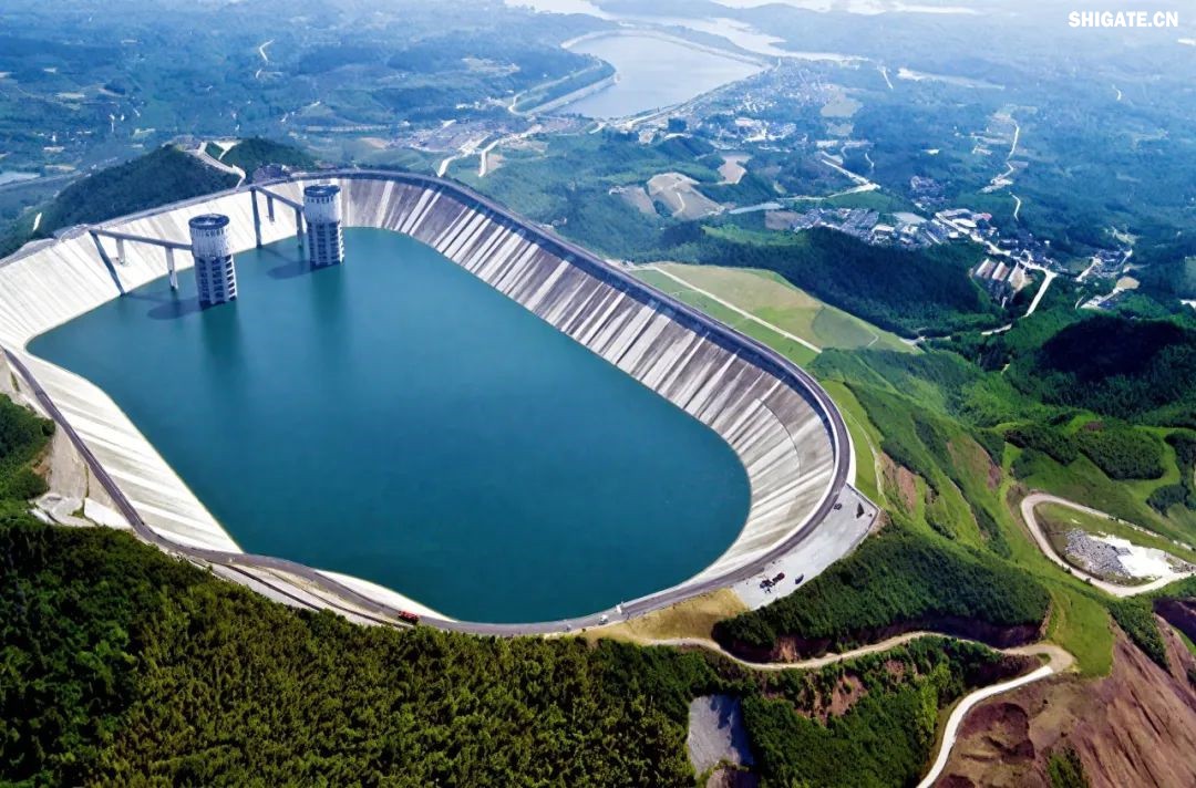 近日，舞鋼公司研制生產(chǎn)的一批340mm厚Q500D-Z35水電鋼板成功交付客戶，將用于國家重點(diǎn)水電項(xiàng)目——垣曲抽水蓄能電站關(guān)鍵部位建設(shè)。該批次產(chǎn)品在厚度規(guī)格與性能特性方面實(shí)現(xiàn)重大突破，為我國大型水電工程關(guān)鍵部位建設(shè)提供了堅(jiān)實(shí)材料保障，獲得用戶好評。