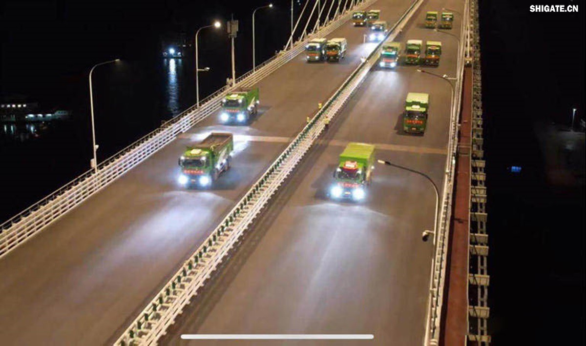 6月16日22時，世界更大跨度斜拉橋——常泰長江大橋燈火通明，車聲轟鳴，一場通車前的“極限挑戰(zhàn)”正緊張進(jìn)行。30輛總重達(dá)1200噸的四軸加載車，分批列隊駛上橋面預(yù)先劃定的?？奎c，并由提前布置在橋梁各關(guān)鍵部位的869個傳感器開展實時監(jiān)測，采集測試數(shù)據(jù)。由此，大橋跨江公鐵合建段主橋橋梁荷載試驗全面啟動。