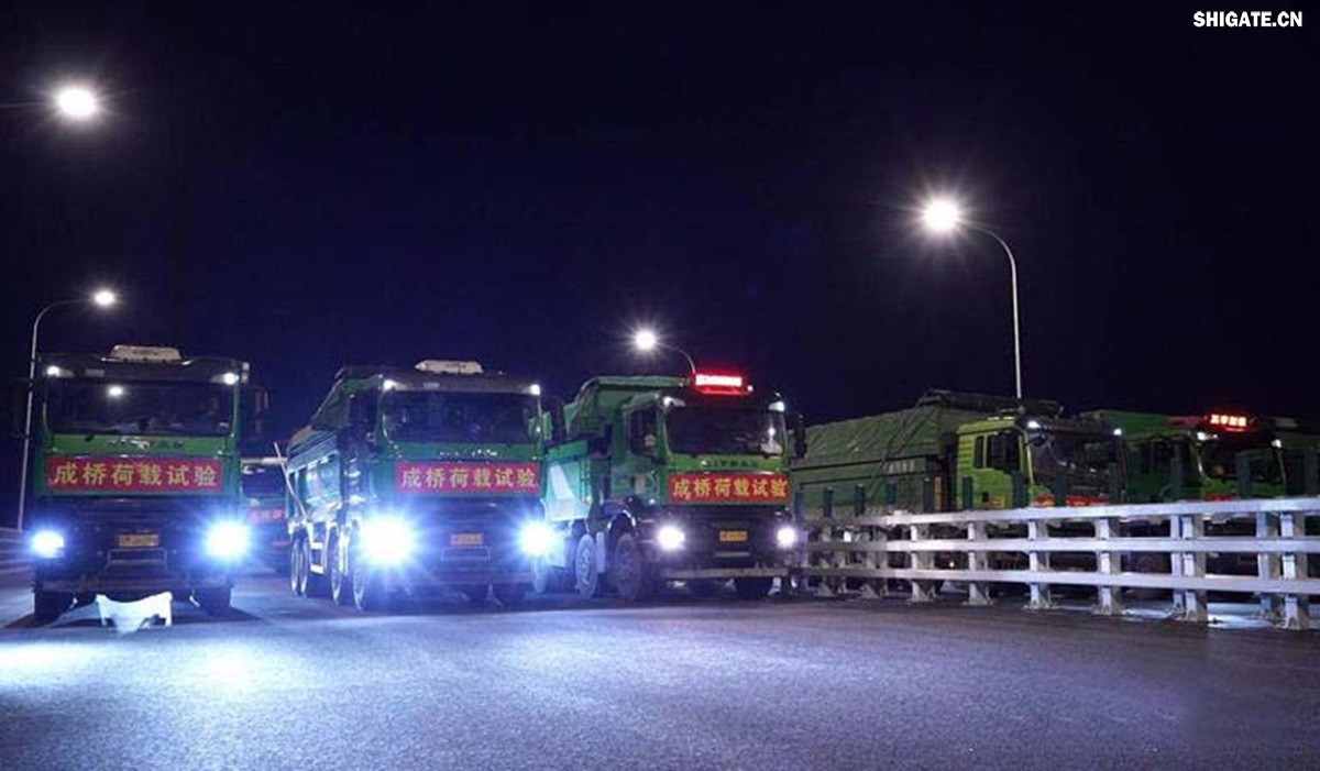 6月16日22時，世界更大跨度斜拉橋——常泰長江大橋燈火通明，車聲轟鳴，一場通車前的“極限挑戰(zhàn)”正緊張進(jìn)行。30輛總重達(dá)1200噸的四軸加載車，分批列隊駛上橋面預(yù)先劃定的?？奎c，并由提前布置在橋梁各關(guān)鍵部位的869個傳感器開展實時監(jiān)測，采集測試數(shù)據(jù)。由此，大橋跨江公鐵合建段主橋橋梁荷載試驗全面啟動。