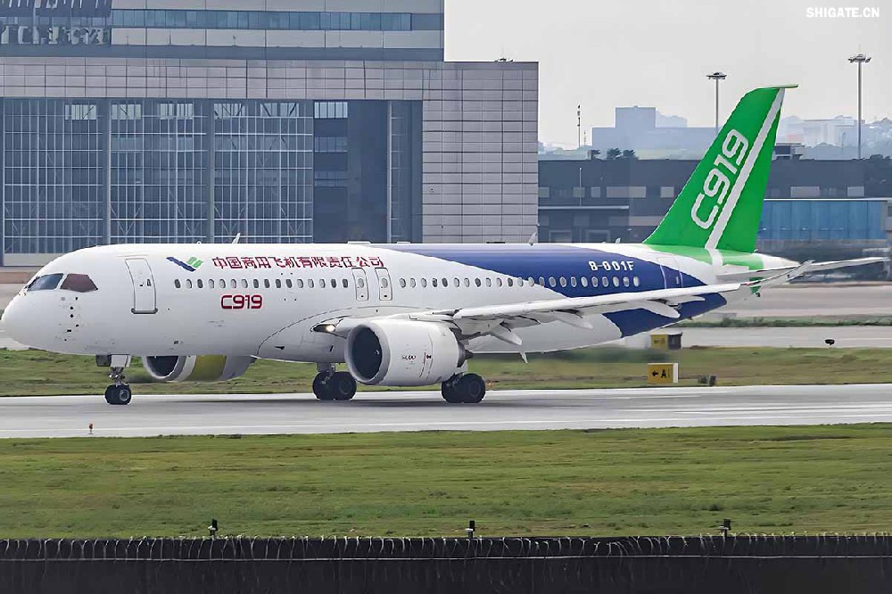 12月9日，國產(chǎn)大飛機C919的全球首家用戶東航，正式接收首架C919飛機，標志著國產(chǎn)大飛機邁出市場運營的“第一步”，也標志著中國民航運輸市場首次擁有中國自主研發(fā)的噴氣式干線飛機。  消息傳來，河鋼集團干部職工倍感振奮。因為，國產(chǎn)大飛機工程也凝聚了河鋼干部職工的心血和汗水，見證了河鋼人的獨特貢獻。河鋼自主研發(fā)的390mm大厚度調(diào)質(zhì)鋼20MnNiMo，填補國內(nèi)空白，用于大飛機項目的核心設(shè)備——世界更大的8萬噸級模鍛壓機制造，為國產(chǎn)大飛機提供堅強的鋼鐵支撐。