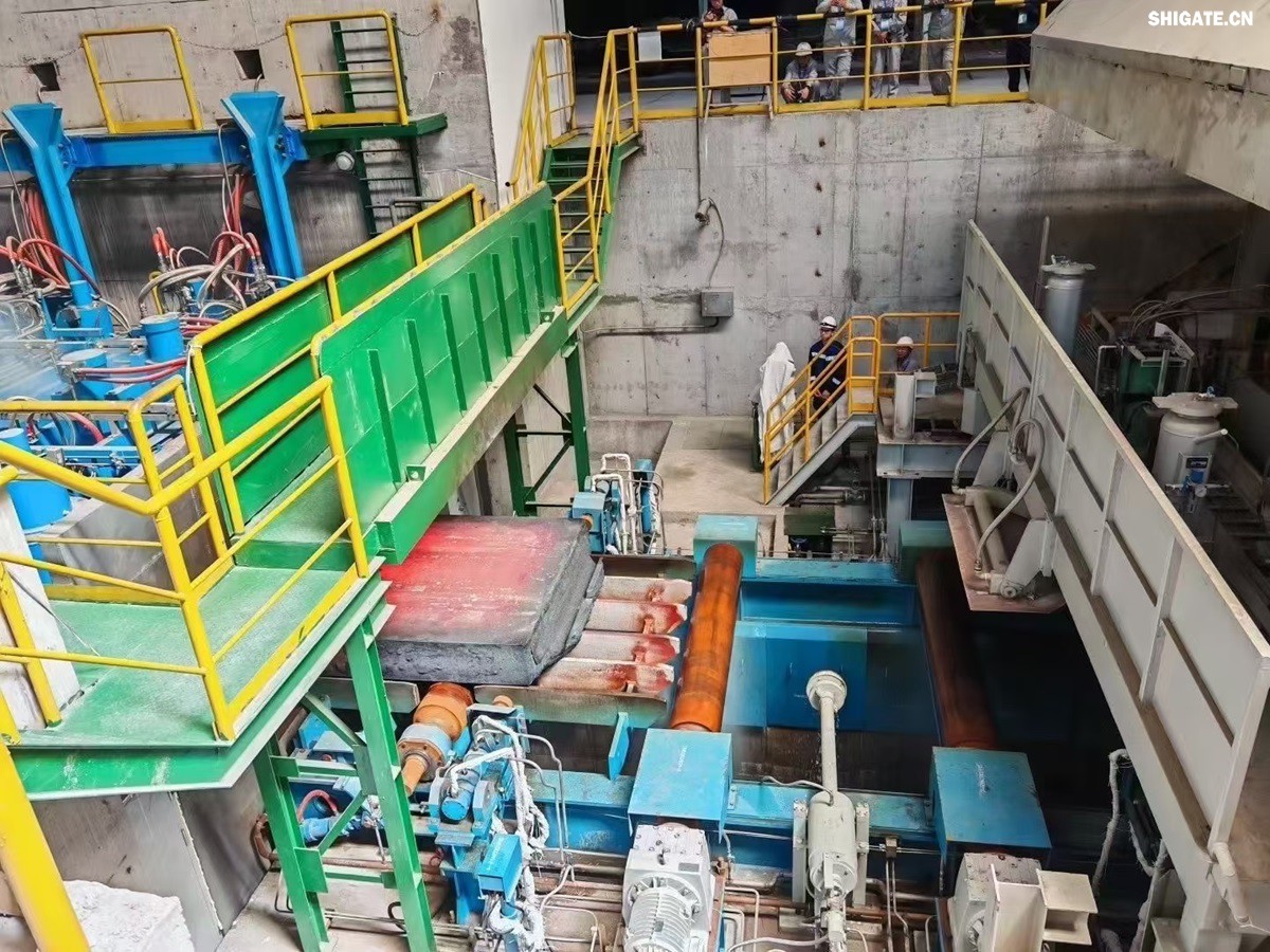 盛夏時(shí)節(jié)，萬物競(jìng)發(fā)。7月25日上午，河鋼集團(tuán)舞鋼公司隆重舉行460mm厚板連鑄機(jī)投產(chǎn)暨特厚板淬火線開工儀式。舞鋼公司黨委書記、董事長吝章國出席儀式并講話，強(qiáng)調(diào)要以科技創(chuàng)新為引領(lǐng)，推動(dòng)企業(yè)高質(zhì)量發(fā)展。舞鋼市委副書記、市長何卉，普銳特冶金技術(shù)（中國）有限公司首席執(zhí)行官柯特，中冶京誠工程技術(shù)有限公司煉鋼工程技術(shù)所總經(jīng)理安邦等106位嘉賓共同見證這一重要時(shí)刻。儀式由舞鋼公司黨委副書記、總經(jīng)理趙國昌主持。舞鋼公司全體領(lǐng)導(dǎo)班子成員及總經(jīng)理助理、副總工程師參加會(huì)議。舞鋼公司各單位干部職工代表120余名參加儀式。