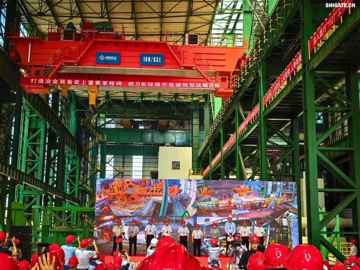 盛夏時(shí)節(jié)，萬物競(jìng)發(fā)。7月25日上午，河鋼集團(tuán)舞鋼公司隆重舉行460mm厚板連鑄機(jī)投產(chǎn)暨特厚板淬火線開工儀式。舞鋼公司黨委書記、董事長吝章國出席儀式并講話，強(qiáng)調(diào)要以科技創(chuàng)新為引領(lǐng)，推動(dòng)企業(yè)高質(zhì)量發(fā)展。舞鋼市委副書記、市長何卉，普銳特冶金技術(shù)（中國）有限公司首席執(zhí)行官柯特，中冶京誠工程技術(shù)有限公司煉鋼工程技術(shù)所總經(jīng)理安邦等106位嘉賓共同見證這一重要時(shí)刻。儀式由舞鋼公司黨委副書記、總經(jīng)理趙國昌主持。舞鋼公司全體領(lǐng)導(dǎo)班子成員及總經(jīng)理助理、副總工程師參加會(huì)議。舞鋼公司各單位干部職工代表120余名參加儀式。