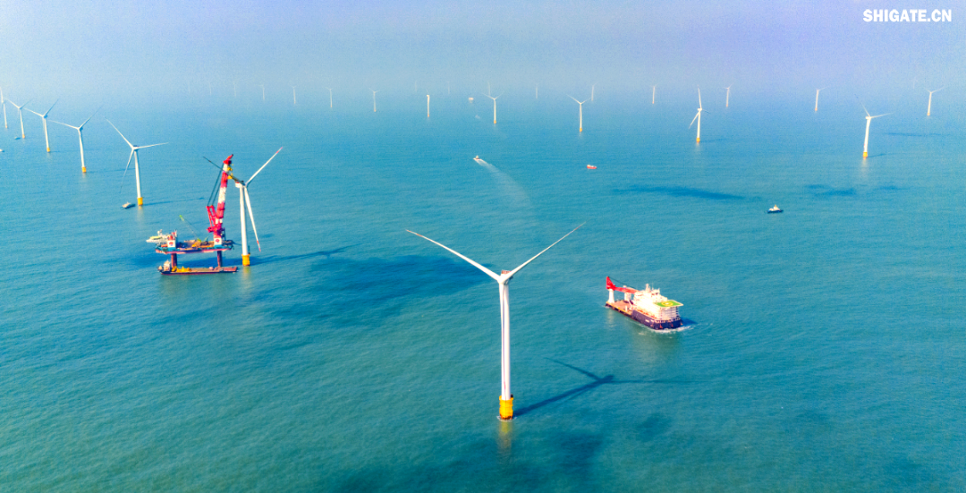 4月19日，河鋼集團(tuán)舞鋼公司向客戶如期交付了一批風(fēng)電鋼材，該批鋼材將專門用于大唐南澳勒門I海上風(fēng)電擴(kuò)建項(xiàng)目。 近年來，舞鋼公司不斷強(qiáng)化科技領(lǐng)導(dǎo)力和創(chuàng)新能力，以優(yōu)化產(chǎn)品結(jié)構(gòu)和市場結(jié)構(gòu)為指導(dǎo)，專注于滿足客戶的個(gè)性化需求。公司依托自身的產(chǎn)品技術(shù)優(yōu)勢，精準(zhǔn)地服務(wù)于國家重點(diǎn)新基建和新能源項(xiàng)目市場，推動(dòng)了公司的可持續(xù)發(fā)展。