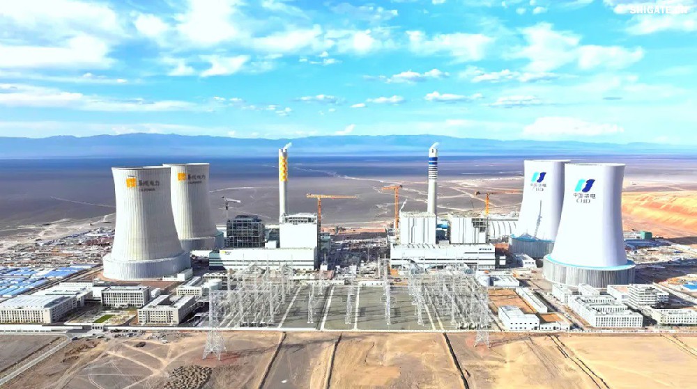 9月4日，我國“沙戈荒”新能源外送基地——新疆華電哈密2×100萬千瓦煤電項(xiàng)目建成投產(chǎn)，經(jīng)過為期半個(gè)多月試運(yùn)行，狀況良好。在該項(xiàng)目建設(shè)過程中，河鋼集團(tuán)舞鋼公司容器鋼板替代進(jìn)口，獨(dú)家用于項(xiàng)目所需國內(nèi)首批100萬千瓦高效超超臨界純?nèi)夹陆邏A煤鍋爐等核心設(shè)備的制作，為國家重點(diǎn)新能源項(xiàng)目建設(shè)作出突出貢獻(xiàn)。