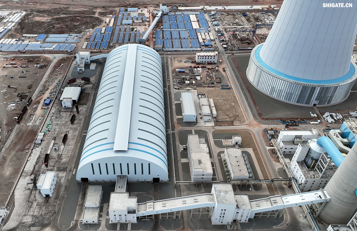 9月4日，我國“沙戈荒”新能源外送基地——新疆華電哈密2×100萬千瓦煤電項(xiàng)目建成投產(chǎn)，經(jīng)過為期半個(gè)多月試運(yùn)行，狀況良好。在該項(xiàng)目建設(shè)過程中，河鋼集團(tuán)舞鋼公司容器鋼板替代進(jìn)口，獨(dú)家用于項(xiàng)目所需國內(nèi)首批100萬千瓦高效超超臨界純?nèi)夹陆邏A煤鍋爐等核心設(shè)備的制作，為國家重點(diǎn)新能源項(xiàng)目建設(shè)作出突出貢獻(xiàn)。