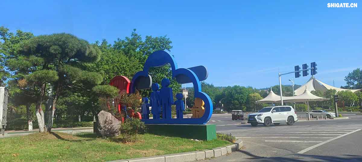 城市綠化美化突出高質(zhì)量。舞鋼市先后組織實(shí)施了四期綠化基礎(chǔ)工程:拆墻透綠工程；庭院綠化工程；市區(qū)主干道和兩側(cè)風(fēng)景林綠化工程。興建了迎賓廣場(chǎng)、建中廣場(chǎng)、礦山文化廣場(chǎng)、翠竹園、奮飛廣場(chǎng)、鑫源廣場(chǎng)、桃花園等13處廣場(chǎng)游園，有38個(gè)單位達(dá)到省級(jí)庭院綠化標(biāo)準(zhǔn)。市區(qū)綠地面積由創(chuàng)建前的5.6萬平方米增至現(xiàn)在的212.8萬平方米。人均公共綠地面積由創(chuàng)建前的0.6平方米增至現(xiàn)在的21.28平方米。城市綠地覆蓋面積達(dá)3.91平方公里，綠化覆蓋率達(dá)35.55％，綠地率達(dá)34.15％，居河南省縣市之首，極大地改善了城市環(huán)境，滿足了城市居民休息、娛樂的需要。  城市夜間景觀突出高檔次。實(shí)施城市道路燈光工程，全市共安裝各種型號(hào)禮花燈160余盞，建筑輪廓霓虹燈、單位名稱霓虹燈270多處，臨街酒店、門店霓虹燈、燈箱等359處，投入資金總計(jì)1200多萬元。初步形成了行政中心莊重大方，城市主干道華麗輝煌，文化娛樂區(qū)浪漫溫馨，街道小巷流光溢彩的城市燈光景觀體系。2005年年底市政府又投資400多萬元實(shí)施了餐飲一條街霓虹燈工程和彩色音樂水幕噴泉工程，其中音樂水幕噴泉的長度和高度均為中原之最。