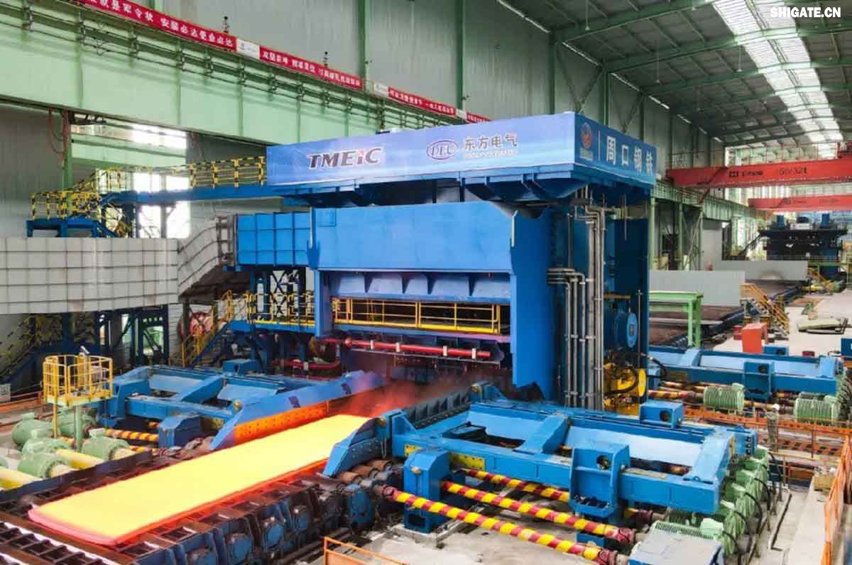 6月1日，河南鋼鐵集團周口基地簡稱（周鋼）二期寬厚板項目控制中心迎來重要里程碑：當操作員按下5500mm精軋機的軋制按鈕，通紅的鋼板如熔金般奔騰穿過軋輥，標志著5500mm軋機熱試圓滿成功。這一震撼場景與5月31日RH真空精煉爐、熱處理線熱試成功交相輝映，正式宣告世界首條“5600mm+5500mm雙超寬機架”寬厚板生產(chǎn)線全線貫通！生產(chǎn)線總長度達到1.4公里，構成了國內(nèi)已知更長的寬厚板軋鋼車間，連接了近20個精密工序，深基坑群實現(xiàn)了全線的貫通布局。至此，河南鋼鐵集團強勢躋身全球鋼鐵制造“一梯隊”，其智能化、綠色化發(fā)展及特鋼轉(zhuǎn)型進程由此開啟全新篇章！