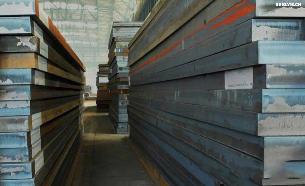 河鋼舞鋼積極發(fā)揮技術(shù)優(yōu)勢，打造更多“單打冠軍”產(chǎn)品。成立高難要求SA516Gr70小微攻關(guān)團(tuán)隊，采用專用成分設(shè)計、一體化特殊工藝，攻克相關(guān)技術(shù)難題，不斷提高產(chǎn)品質(zhì)量，研發(fā)出更高技術(shù)含量的高附加值產(chǎn)品，滿足客戶的個性化需求。在今年5月，河鋼舞鋼為客戶研發(fā)出厚度203mm、技術(shù)含量在當(dāng)時均創(chuàng)同類鋼板之更的高性能SA516Gr70，助力我國重點PTA（精對苯二甲酸）項目建設(shè)。短短三個月，便再次實現(xiàn)突破，成功生產(chǎn)304mm厚SA516Gr70鋼板，實現(xiàn)高難要求容器用鋼SA516Gr70從8mm到304mm厚度規(guī)格的全覆蓋。鋼板具備優(yōu)良沖擊溫度性能，可廣泛應(yīng)用于常溫到零下52攝氏度的環(huán)境，耐高溫模焊時間可達(dá)26小時。產(chǎn)品不僅在重點工程項目得到應(yīng)用，還遠(yuǎn)銷海外，獲得市場高度認(rèn)可。