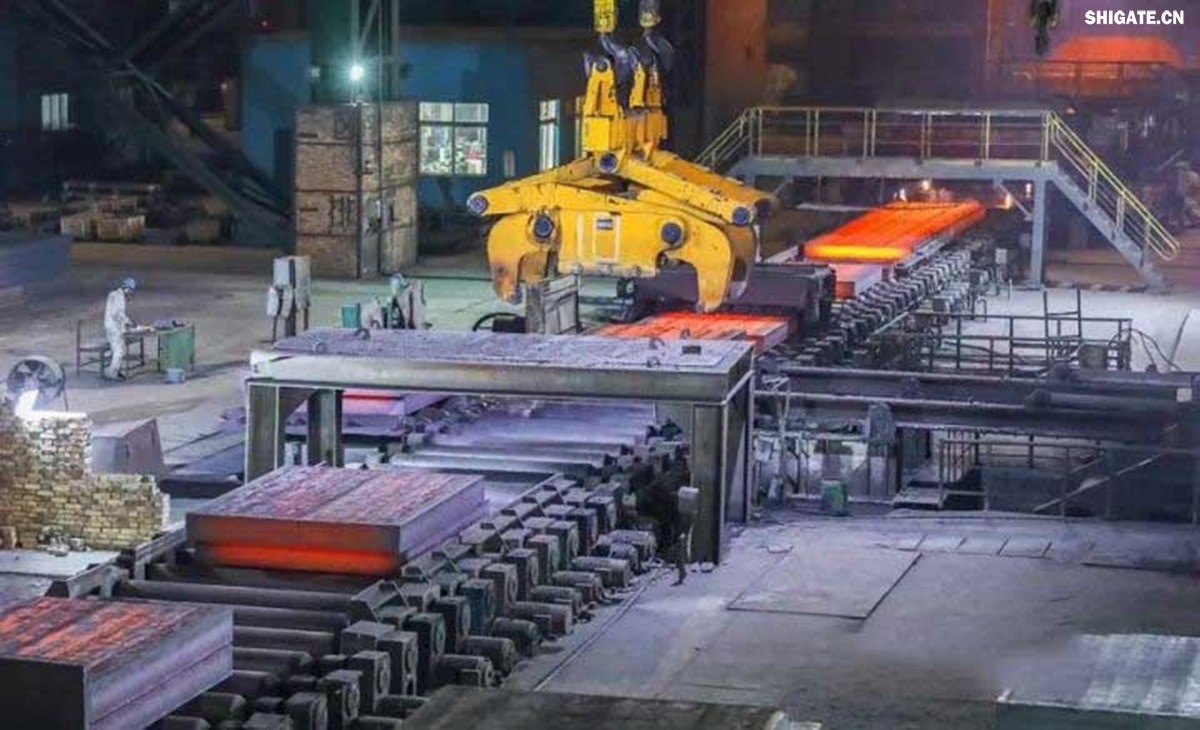 河鋼舞鋼積極發(fā)揮技術(shù)優(yōu)勢，打造更多“單打冠軍”產(chǎn)品。成立高難要求SA516Gr70小微攻關(guān)團(tuán)隊，采用專用成分設(shè)計、一體化特殊工藝，攻克相關(guān)技術(shù)難題，不斷提高產(chǎn)品質(zhì)量，研發(fā)出更高技術(shù)含量的高附加值產(chǎn)品，滿足客戶的個性化需求。在今年5月，河鋼舞鋼為客戶研發(fā)出厚度203mm、技術(shù)含量在當(dāng)時均創(chuàng)同類鋼板之更的高性能SA516Gr70，助力我國重點PTA（精對苯二甲酸）項目建設(shè)。短短三個月，便再次實現(xiàn)突破，成功生產(chǎn)304mm厚SA516Gr70鋼板，實現(xiàn)高難要求容器用鋼SA516Gr70從8mm到304mm厚度規(guī)格的全覆蓋。鋼板具備優(yōu)良沖擊溫度性能，可廣泛應(yīng)用于常溫到零下52攝氏度的環(huán)境，耐高溫模焊時間可達(dá)26小時。產(chǎn)品不僅在重點工程項目得到應(yīng)用，還遠(yuǎn)銷海外，獲得市場高度認(rèn)可。